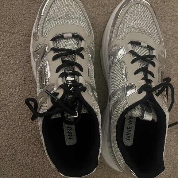 Nine West Silver Sneakets Size 7.5 - Picture 2 of 3